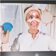 Esperta nell'arte emozionale pittorica impartisce lezioni in presenza od anche on line